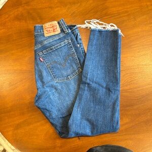 Levi’s Frayed Wedgie Jeans 27